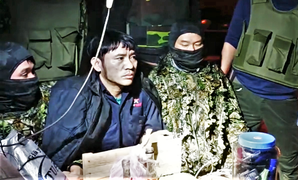 Cảnh sát ngụy trang bắt kẻ giết người, trốn truy nã trong rừng sâu