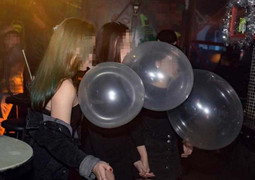 Hít bóng cười trong 3 năm, cô gái trẻ bị mất cảm giác chân