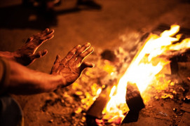 Đốt củi, than trong phòng kín - cách sưởi ấm dễ ngưng tim, tử vong