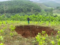 Hố sâu 10m xuất hiện sau tiếng nổ lớn ở Quảng Nam: Thông tin mới nhất