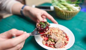 Ăn tiết canh lợn của nhà nuôi sẽ an toàn?