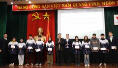 VOVedu tiếp nhận 20 suất quà an sinh xã hội của Vietcombank 