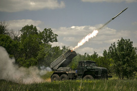 Khoảnh khắc pháo giàn Grad của Nga giội mưa lửa xuống mục tiêu ở Ukraine