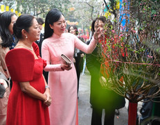 Phu nhân Chủ tịch nước và Phu nhân Tổng thống Philippines dạo chợ hoa Tết