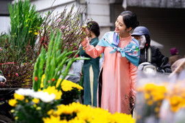 Người Hà Nội tấp nập đi chợ hoa Hàng Lược trước Tết ông Táo