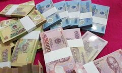 Giáp Tết, dịch vụ đổi tiền lẻ 'chui' bùng nổ, khách mất phí 300.000 đồng/lần đổi