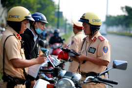 Điều khiển xe máy không mang theo giấy đăng ký bị phạt bao nhiêu tiền?