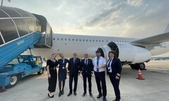 Mua vé VNA, Bamboo, Vietjet, khách ngỡ nhầm máy bay vì gặp dàn tiếp viên lạ hoắc