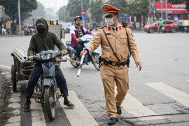 CSGT xử phạt hàng loạt xe 'máy chém' nghênh ngang trên phố Hà Nội dịp cuối năm