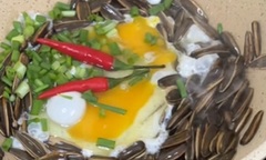 Hết hồn với món hạt hướng dương chiên trứng 