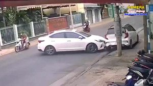 Tài xế 2 lần tông ô tô bên đường rồi bỏ chạy