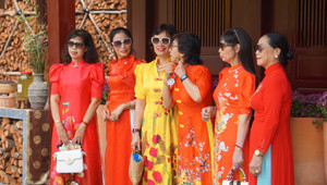 Chen chân chụp hình Tết tại Phố ông đồ TP.HCM