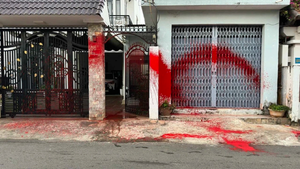 Xác minh việc 2 căn nhà bị tạt sơn đỏ