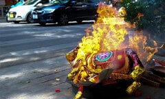 Tôi suýt cháy áo do vàng mã cúng ông Táo đốt trên vỉa hè