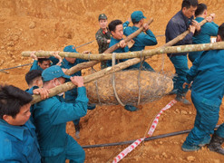 Quả bom nặng 350kg còn nguyên kíp nổ nằm dưới móng nhà dân ở Nghệ An