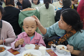 Mẹ hạnh phúc nhìn con ăn được cơm sau 3 tháng chiến đấu với ung thư