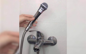 Người ta ca sỹ phòng trà, còn đây là ca sỹ phòng tắm