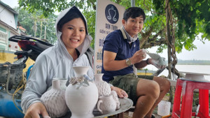 Hai vợ chồng trẻ 'khoác áo mới' cho sản phẩm gốm trứ danh xứ Quảng