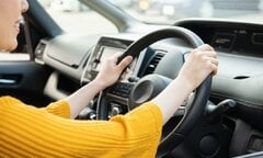 Không có bằng lái xe máy có được cấp bằng lái xe ô tô?