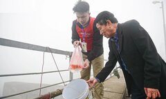 Nhóm bạn trẻ ở Hà Nội tình nguyện giúp dân 'thả cá, không thả nylon'