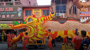 Đèn lồng khổng lồ dài 179 m diễu hành trên đường phố Malaysia