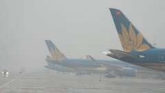 Sương mù phủ kín trời, hàng trăm chuyến bay không thể cất, hạ cánh