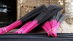 Cận cảnh quy trình làm hương trám đen làng Chóa 