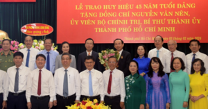 Chủ tịch nước trao Huy hiệu 45 năm tuổi Đảng cho Bí thư TP.HCM Nguyễn Văn Nên