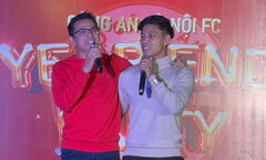HLV Kiatisak và Văn Thanh song ca 'Nắm lấy tay anh' tại tiệc tất niên