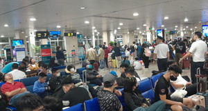Sân bay Tân Sơn Nhất chật kín người, hành khách mệt mỏi vì chờ đợi