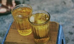 So sánh tác dụng của trà đá và trà nóng 