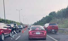 4 ô tô tông liên hoàn gây kẹt xe nối dài trên cao tốc Long Thành - Dầu Giây 