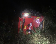 Xe khách chở 30 người lao xuống vực sâu 20m ở Kon Tum, nhiều người bị thương