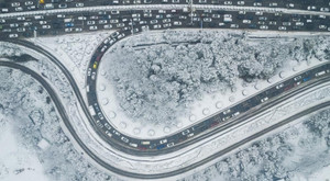 Bão tuyết Trung Quốc làm gián đoạn giao thông, cả triệu người nguy cơ mắc kẹt 