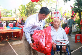 Người Hội An xách giỏ đi chợ 0 đồng, ấm lòng mang về hàng tá đồ ăn Tết