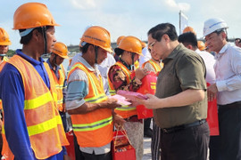 Thủ tướng thăm, chúc Tết các lực lượng ứng trực làm nhiệm vụ tại Cần Thơ