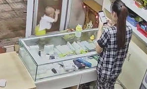 Bé con vái lạy ông Địa để xin bánh