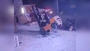 Xe nâng 'cắm đầu', 4 tấn hàng rơi xuống đất