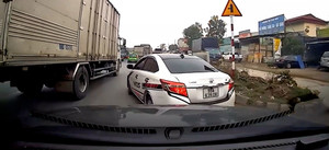 Không được nhường đường, tài xế 'hổ báo' chặn đầu ô tô thách thức