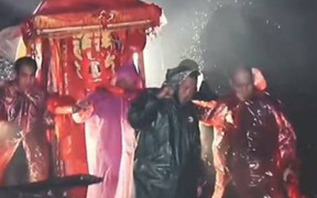 Cô dâu kết hôn lúc 2h khiến hàng xóm hết hồn tưởng đám cưới ma 