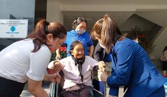 Ấm lòng chuyến xe nghĩa tình đưa bệnh nhân nghèo về quê đón Tết