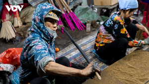 Nhộn nhịp nghề làm hương 'khổng lồ' ở Hải Dương dịp Tết