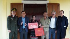 Công an Thừa Thiên - Huế bàn giao 20 nhà tình nghĩa cho người nghèo huyện A Lưới