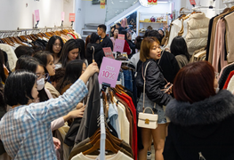 Thời trang ào ạt xả hàng nghỉ Tết, khách chen chân mua, nhiều cửa hàng 'vỡ trận'