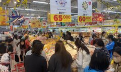 Gần Tết, siêu thị ào ạt tung khuyến mại, khách bỏ nghỉ trưa đi mua sắm