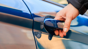 Giật tê tay khi mở cửa ô tô vào mùa đông, có phải do rò điện?