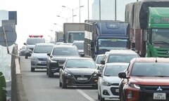 Ô tô đua nhau lấn làn trên đường Vành đai 3, xe cứu thương chật vật tìm lối lên