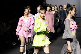 Mẫu nhí Almira Bảo Hà khoe chân dài 1,1m ở Seoul Fashion Week