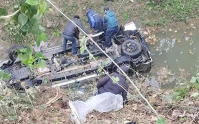Lạng Sơn: Ô tô bán tải lao xuống vực sâu, 2 người chết