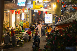 Hà Nội: Khách tụ tập chia tay năm Quý Mão, quán ăn chật như nêm